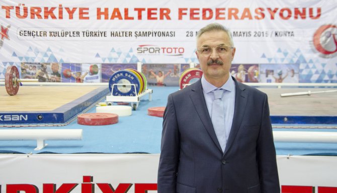 Halterde hedef farklı renkte 2 madalya