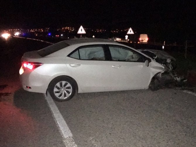 Balıkesir'de motosiklet ile otomobil çarpıştı: 1 ölü, 2 yaralı