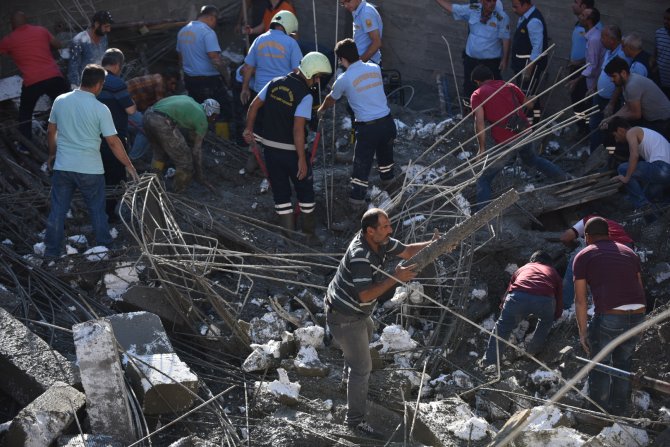 GÜNCELLEME - Mersin'de inşaatta çökme