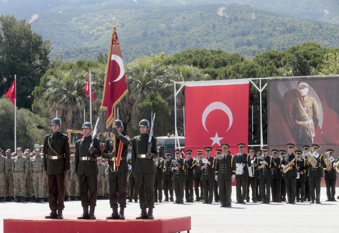İzmir'de eğitimini tamamlayan askerler yemin etti