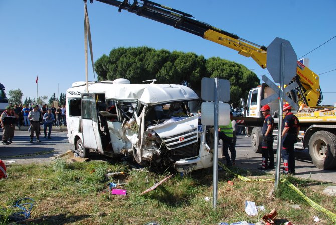 GÜNCELLEME - Öğrenci servisiyle otomobil çarpıştı: 2 ölü, 14 yaralı