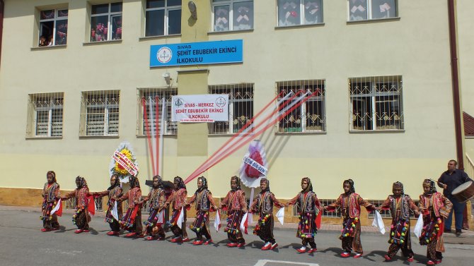 Sivas'ta öğrenciler yıl sonu sergisi açtı