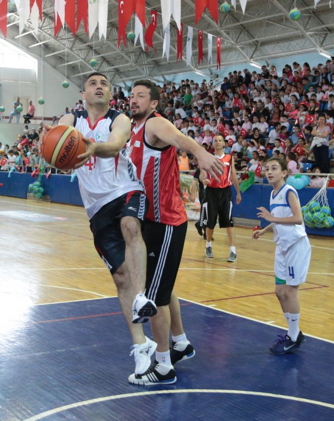 Hidayet Türkoğlu 5 bin çocuğa top dağıttı