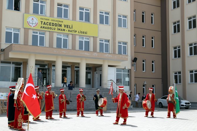 Öğrencilerden "Osmanlıca karikatür" sergisi