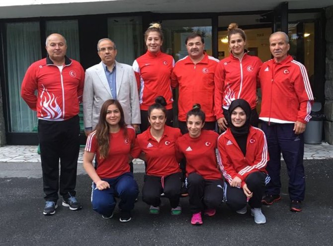 Milli güreşçilere moral ziyareti