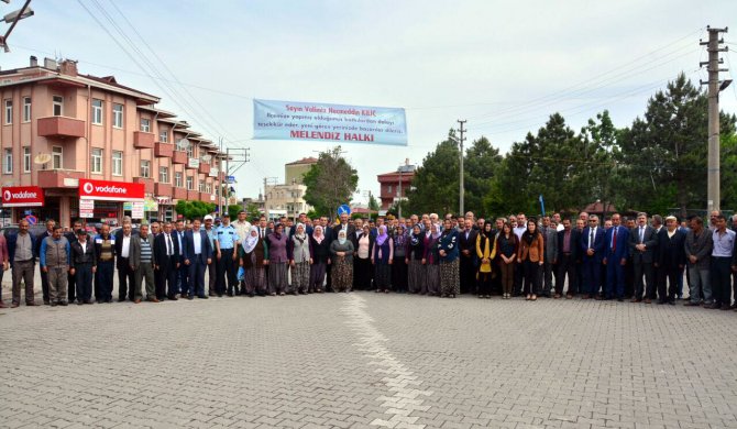 Niğde'de "vali uğurlama" kuyruğu