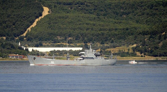 Rus savaş gemisi Çanakkale Boğazı'ndan geçti