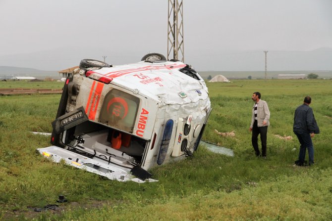 Muş'ta ambulans devrildi: 1 ölü, 4 yaralı