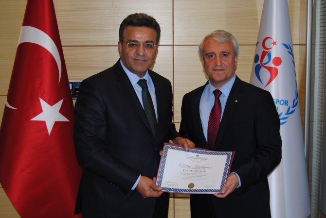 Gençlik ve Spor Bakanlığı Müsteşarı Özçelik, diplomasını aldı
