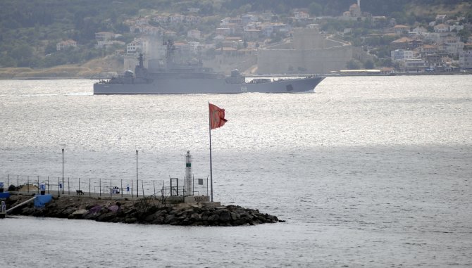 Rus askeri gemisi Çanakkale Boğazı'ndan geçti