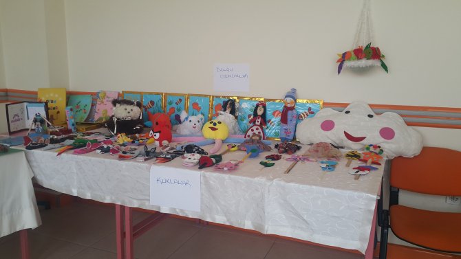 Kadın kursiyerler el ürünlerini sergiledi