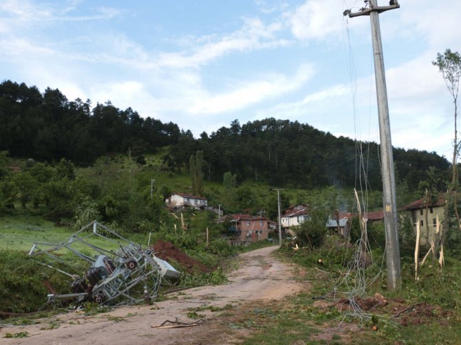Bolu'da hortum hasara yol açtı