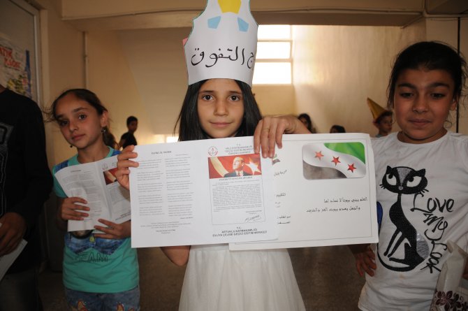 Suriyeli ve Iraklı çocukların karne sevinci