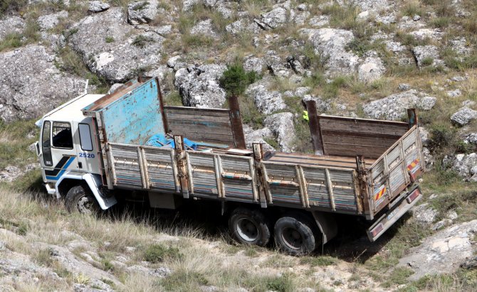 Eskişehir'de kamyon şarampole devrildi: 2 yaralı