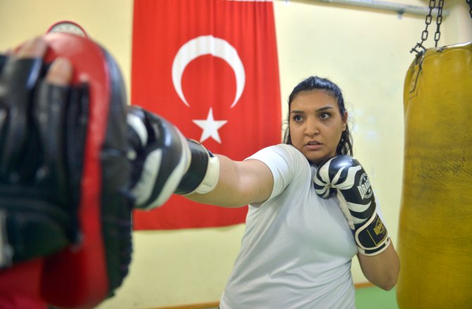 Kick boksçu Neval Çavcı'nın hedefi büyük