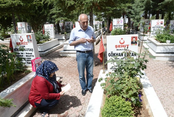 Malatya'daki şehitliğe Babalar Günü ziyaretleri