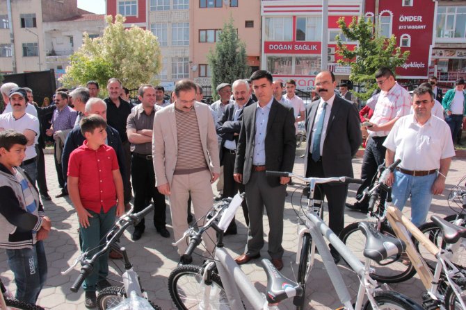 Sarıkaya'da öğrencilere bisiklet dağıtıldı