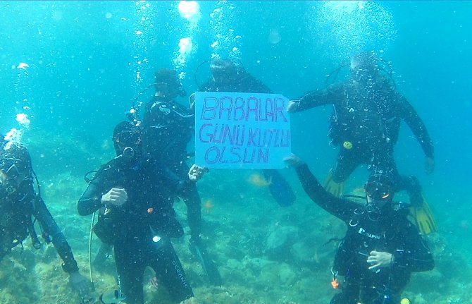 Su altında "Babalar Günü" kutlaması