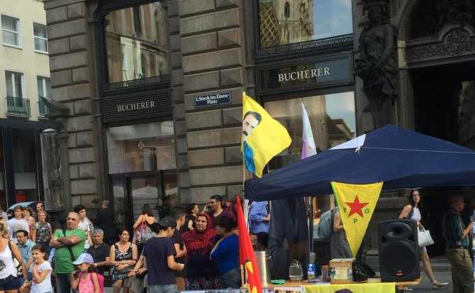 PKK terör örgütü yandaşları, Viyana'da stand açtı