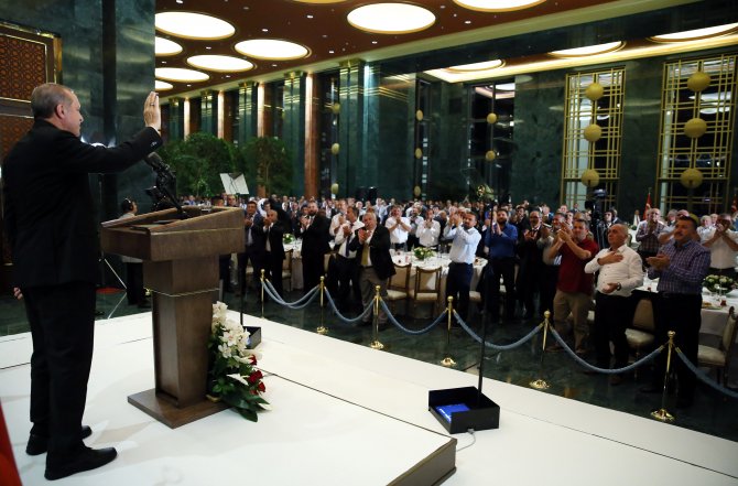 Erdoğan, esnaf ve vatandaşlarla iftarda bir araya geldi