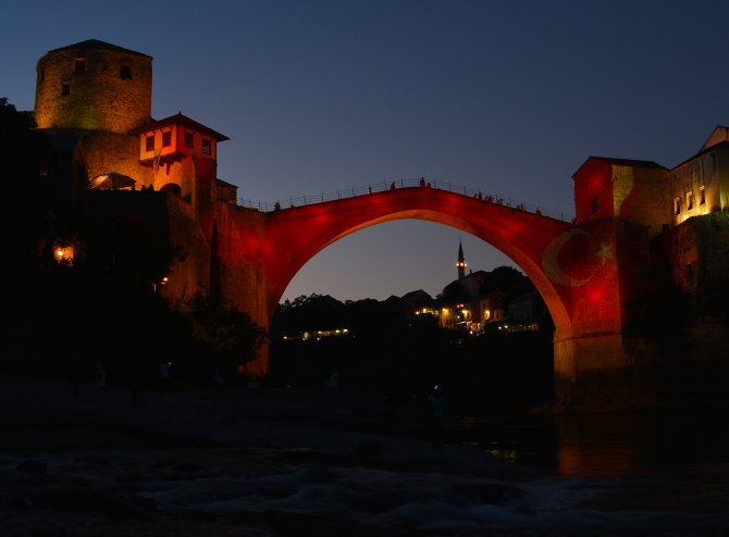 Mostar Köprüsü kırmızı beyaz renklere büründü