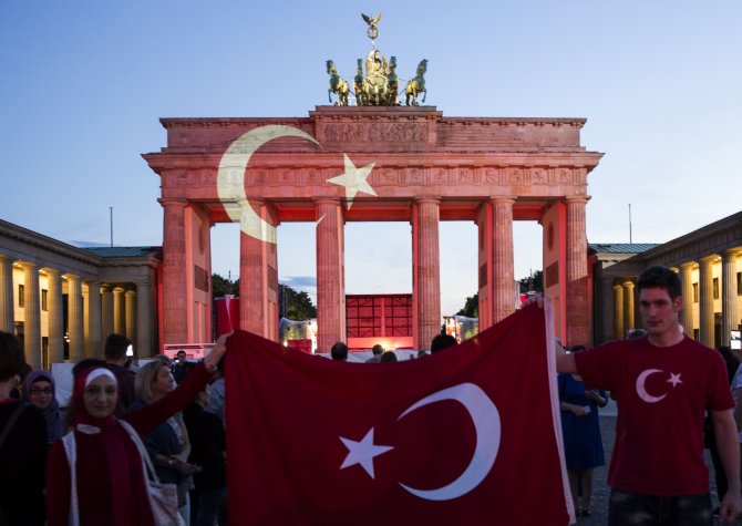 Tarihi Bandenburg Kapısı Türk bayrağı renklerine büründü