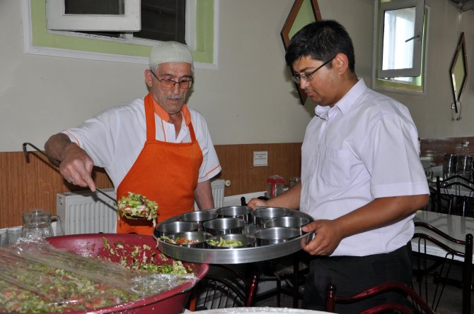 Yaşlı ve kimsesizlerin sofralarına iftar servisi