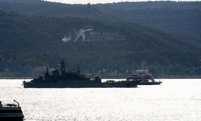 Rus savaş gemisi Çanakkale Boğazı'ndan geçti
