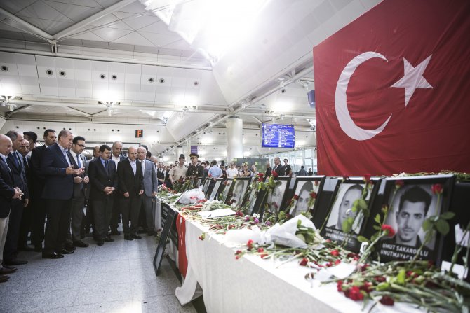 Erdoğan, Atatürk Havalimanı'ndaki taksicileri ziyaret etti