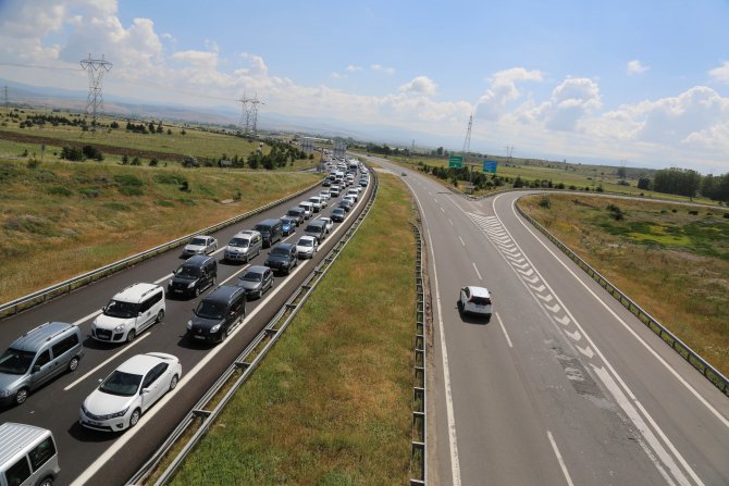 TEM Otoyolu'nda bayram yoğunluğu