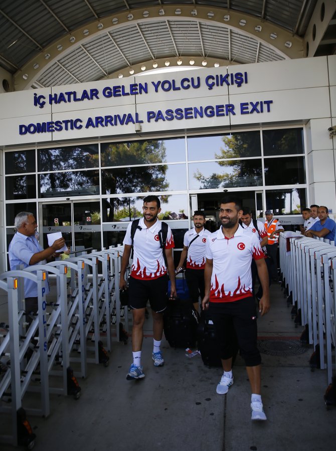 Şampiyon sporcular Antalya'da coşkuyla karşılandı