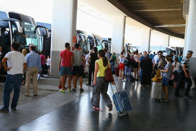 İzmir'de çarşı ve otogarda bayram hareketliliği