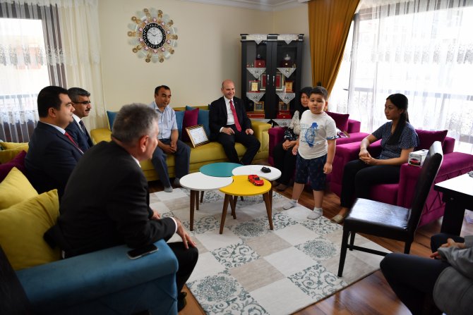 Bakan Soylu gazilerle bayramlaştı