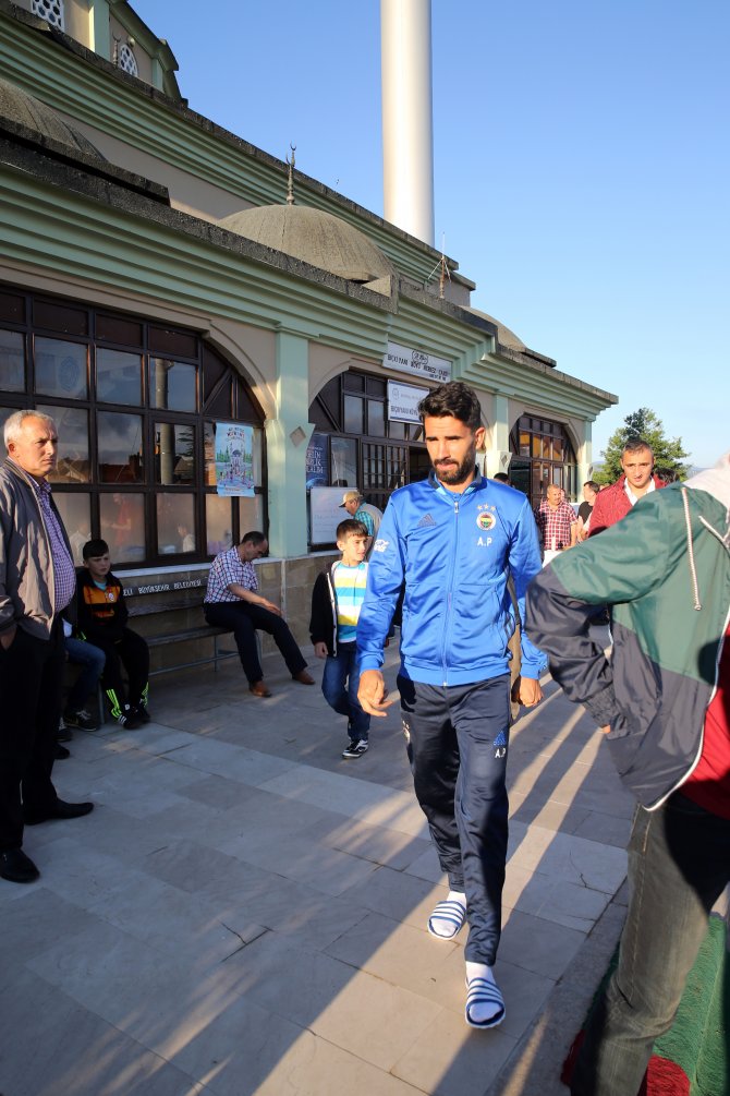 Fenerbahçeli futbolcular bayram namazında