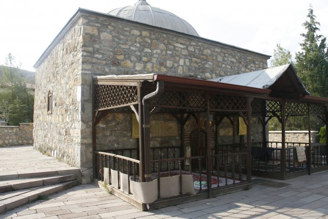 Tabduk Emre türbesine ziyaretçi akını