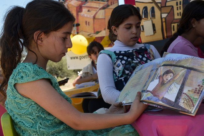 Gazzeli çocuklara gezici kütüphane hizmeti