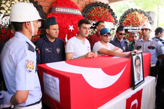 Demokrasi şehitleri son yolculuğuna uğurlanıyor