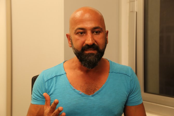 Darbecileri durdurmak için tankın önüne yattı