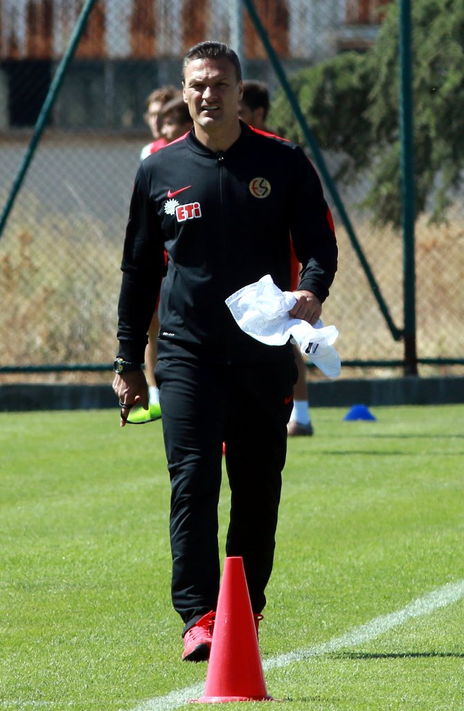 Eskişehirspor Teknik Direktörü Özalan: