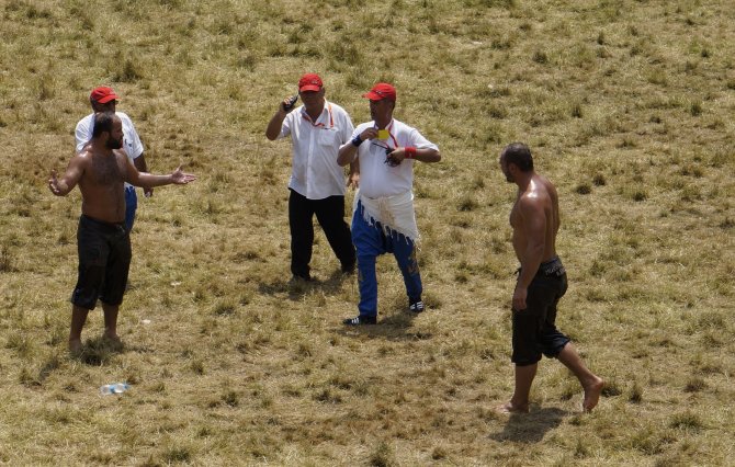 Kırkpınar Ağası Selim'e ayetli kılıç hediye edildi
