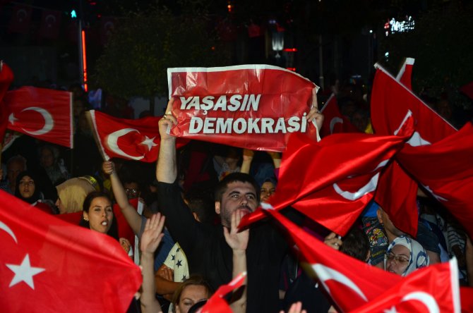 Ayşe nine 113 yaşında "demokrasi nöbeti"nde