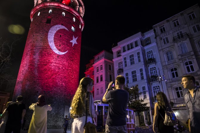 Galata Kulesi'ne Türk bayrağı yansıtıldı