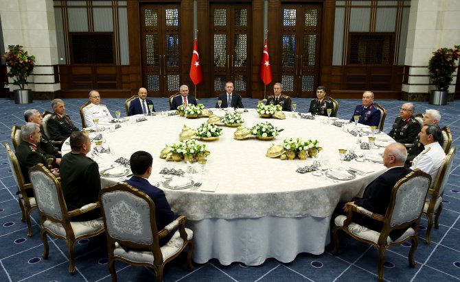 Erdoğan, YAŞ üyeleri onuruna yemek verdi