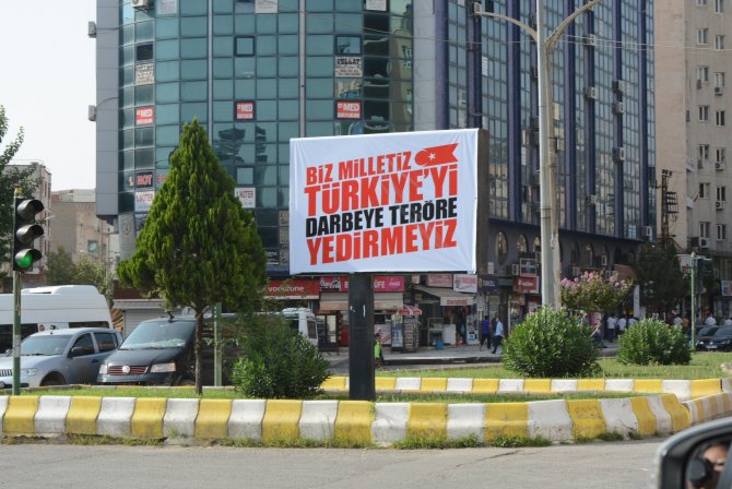 Batman'da darbe ve teröre "afişli" tepki