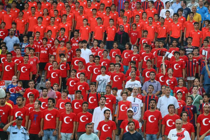 İzmir'de futbolcular demokrasi için sahaya çıktı