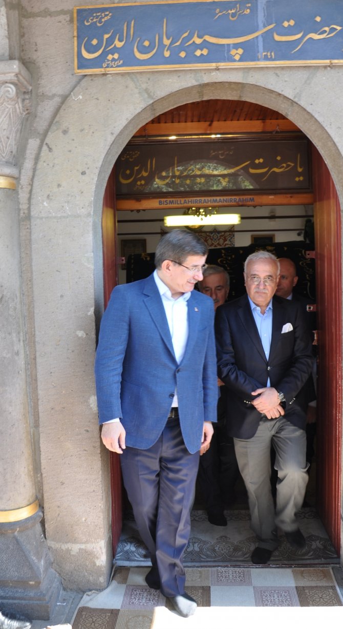Bakan Özhaseki ve eski Başbakan Davutoğlu, cenaze törenine katıldı