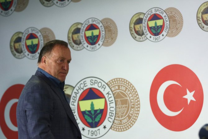 Fenerbahçe, Advocaat'la sözleşme imzaladı
