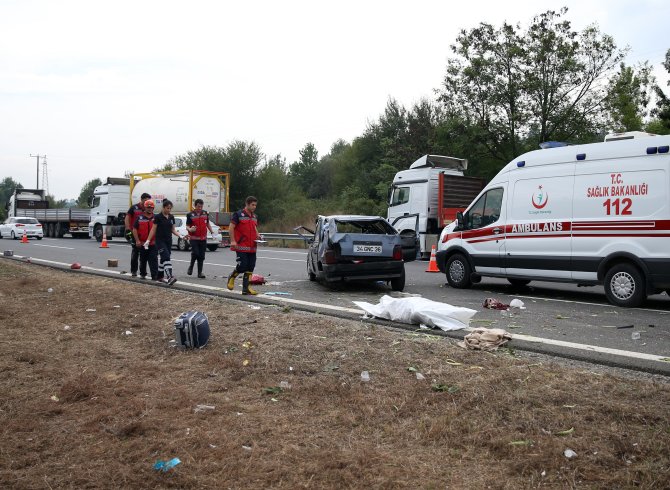 GÜNCELLEME - Düzce'de trafik kazası: 2 ölü, 1 yaralı