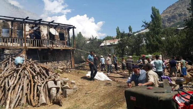 Suşehri'nde ev yangını