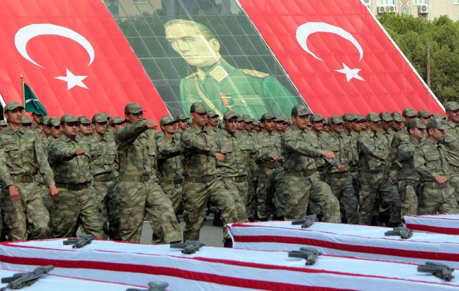 İzmir ve Manisa'da eğitimini tamamlayan askerler yemin etti